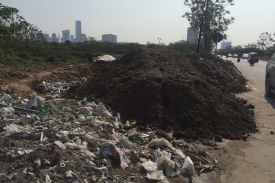 Đổ trộm phế thải, bùn đất xây dựng chưa dứt "hoành hành" trên Đại lộ Thăng Long
