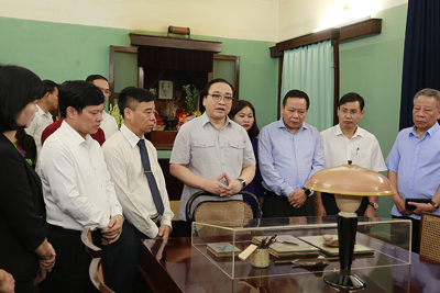 Bí thư Thành ủy Hoàng Trung Hải dâng hương tưởng nhớ Chủ tịch Hồ Chí Minh