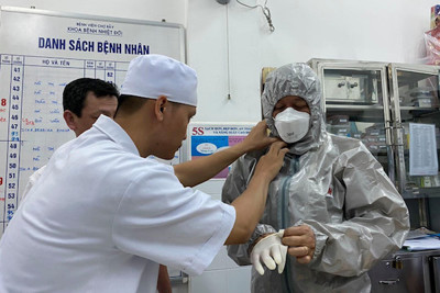 TP Hồ Chí Minh: Nhân viên y tế không nghỉ Tết ứng phó viêm phổi Vũ Hán