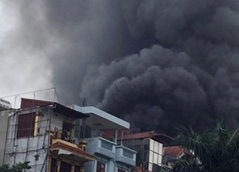 Hà Nội: Nhà 4 tầng bốc cháy dữ dội giữa trưa ở phố Chùa Láng