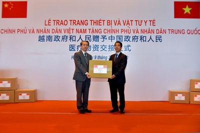 Việt Nam trao tặng trang thiết bị, vật tư, y tế cho Chính phủ và nhân dân Trung Quốc