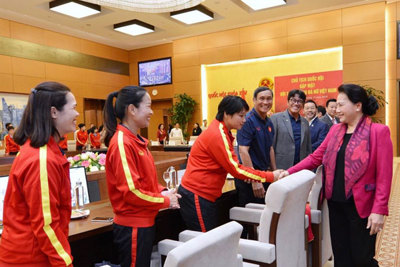 Chủ tịch Quốc hội gặp mặt, chúc mừng đội tuyển bóng đá nữ Việt Nam