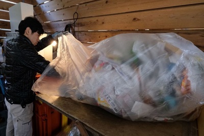 Đi ngược xu hướng toàn cầu, Thủ tướng Nhật Bản "bênh vực" nhựa