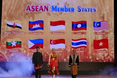 Độc đáo biểu diễn trang phục truyền thống kỷ niệm 51 năm thành lập ASEAN