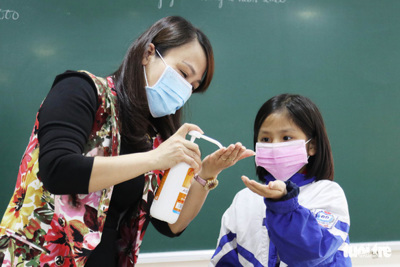 Hà Nội: Các trường cho học sinh rửa tay sát khuẩn trước khi vào lớp học