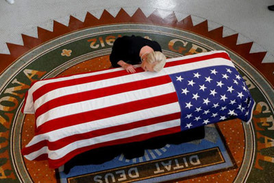 Những hình ảnh xúc động về lễ tang Thượng nghị sĩ John McCain tại bang Arizona