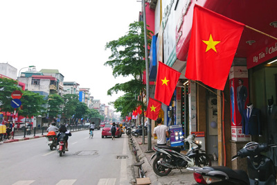 Hà Nội trang hoàng cờ hoa  mừng Ngày Giải phóng miền Nam thống nhất đất nước