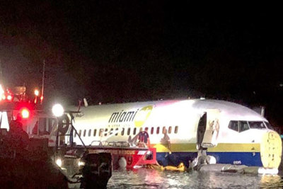 Máy bay Boeing 737 trượt khỏi đường băng, lao xuống sông ở Florida
