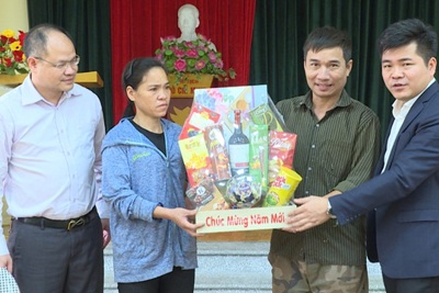 Lãnh đạo huyện Phú Xuyên thăm, chúc Tết gia đình có hoàn cảnh khó khăn