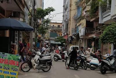 Tại phường Hà Cầu, quận Hà Đông: Tràn lan tình trạng chiếm dụng vỉa hè, lòng đường