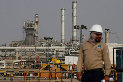 Giá dầu nhảy vọt hơn 2% do căng thẳng leo thang tại Trung Đông