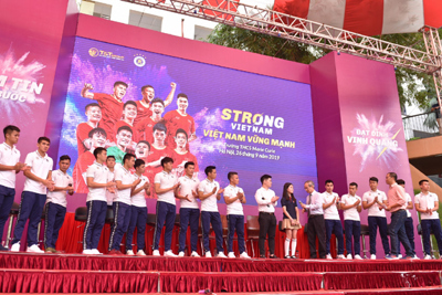 Strong Vietnam: Cầu thủ Duy Mạnh được fan tổ chức sinh nhật tại trường Marie Curie