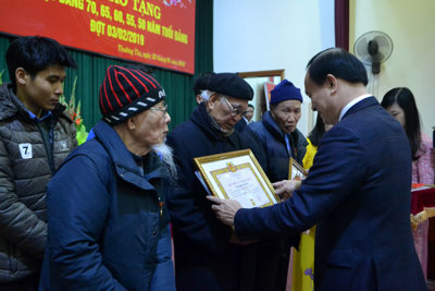 Phó Chủ tịch Thường trực HĐND TP trao Huy hiệu Đảng tại Thường Tín