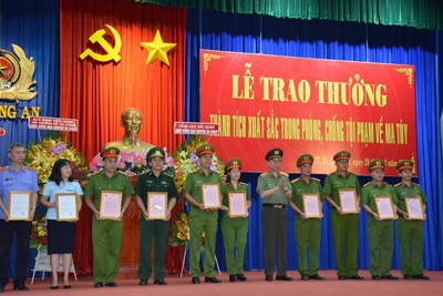 Khen thưởng các đơn vị phá chuyên án ma túy xuyên quốc gia tại TP Hồ Chí Minh
