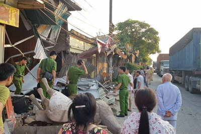 Người dân hốt hoảng lao ra khỏi nhà trong đêm sau cú tông của xe container