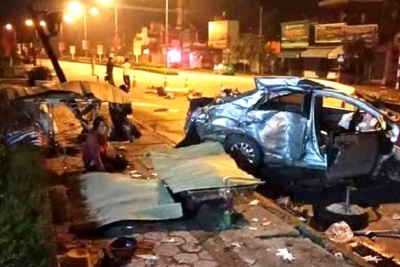 Nghệ An: Va chạm giữa xe chở khách với xe con, 4 người thương vong