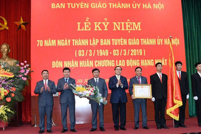 Ban tuyên giáo Thành ủy Hà Nội đón nhận Huân chương Lao động Hạng Nhất