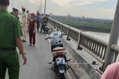 Cô gái trẻ bỏ lại xe máy trên cầu rồi nhảy xuống sông Hồng tự tử