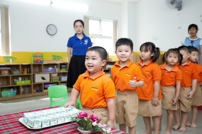 TP Hồ Chí Minh: Hơn 300.000 học sinh ở 10 quận, huyện được uống sữa học đường