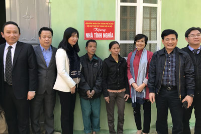 HĐND TP Hà Nội tặng quà và bàn giao Nhà tình nghĩa tại Hòa Bình và Sơn La
