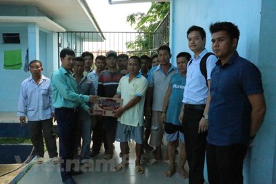 Thăm ngư dân Việt Nam bị bắt giữ trên đảo Batam của Indonesia