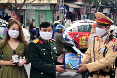 Tặng 10.000 khẩu trang cho CSGT Hà Nội