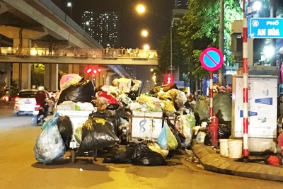 [Điểm nóng giao thông] Đường Trần Phú vẫn ngổn ngang xe rác