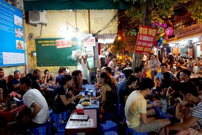 Forbes: Lượng tiêu thụ rượu bia của người Việt tăng nhanh nhất thế giới