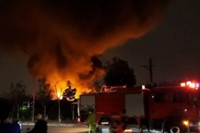 Hà Nội: Xưởng chế biến phế liệu bốc cháy dữ dội trong đêm