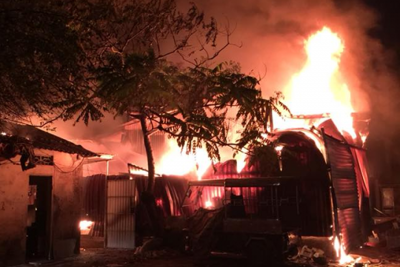 Hà Nội: Cháy dữ dội tại nhà xưởng trên phố Định Công