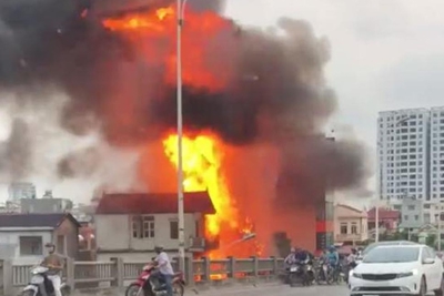 Hà Nội: Cháy dữ dội ở ngôi nhà 3 tầng, một cụ bà tử vong
