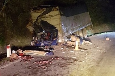 Xe tải đâm vào vách núi trong đêm tối, 2 người thương vong