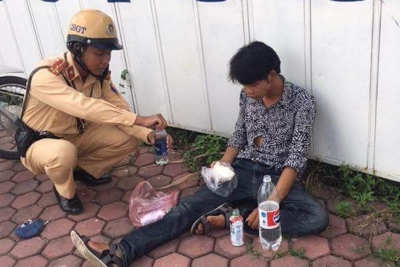 Hà Nội: Cảnh sát giao thông kịp thời cứu thanh niên bất tỉnh nhân sự