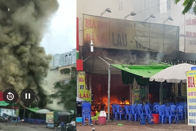 Hà Nội: Cháy lớn tại quán bia giữa lúc trời mưa, một người tử vong