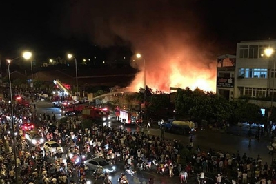 Cháy dữ dội tại chợ Gạo ở Hưng Yên