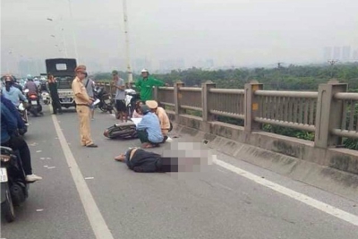 Người đàn ông tử vong cạnh xe máy trên cầu Vĩnh Tuy