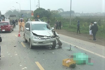 Hà Nội: Ô tô Innova đối đầu xe máy trên Quốc lộ 32, 2 người tử vong