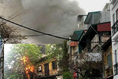 Hà Nội: Cháy lớn tại cửa hàng quần áo trên phố Bát Đàn