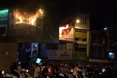 Cửa hàng máy tính, điện thoại cháy dữ dội trên phố Thái Hà