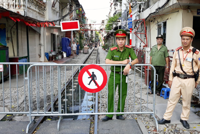 Hà Nội: Giải tán cà phê đường sắt nơi làm, nơi thờ ơ