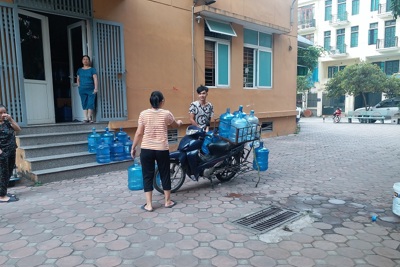 Người dân khu chung 54 Hạ Đình phải mua nước phục vụ sinh hoạt hàng ngày