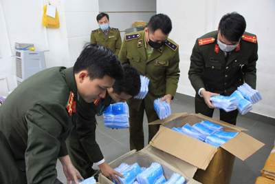 Hà Nội: "Đột kích" cơ sở tích trữ 120 nghìn chiếc khẩu trang y tế để bán ra nước ngoài