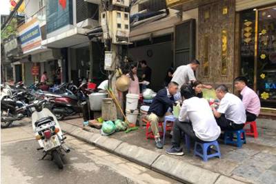 Tràn lan vi phạm trật tự đô thị trên phố Phạm Hồng Thái