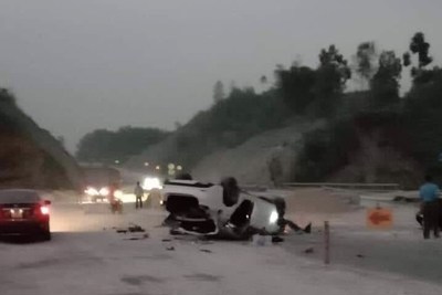 Mazda 6 tai nạn trên cao tốc Nội Bài - Lào Cai, 3 người nhập viện