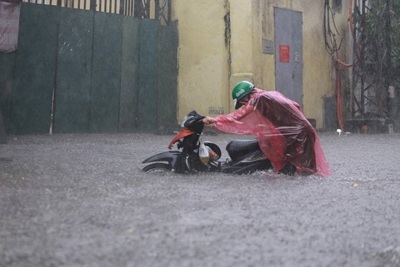 Trận mưa lớn giữa trưa khiến nhiều tuyến phố Hà Nội ngập sâu