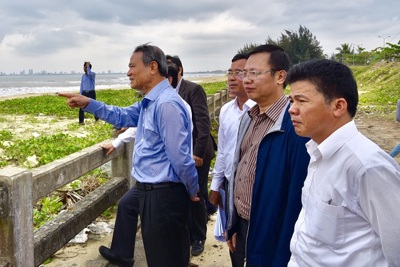 Bí thư Thành ủy Đà Nẵng yêu cầu tháo dỡ ngay hàng rào bịt đường xuống biển của người dân