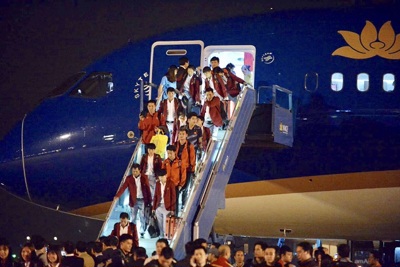 [Ảnh] Các cầu thủ U22 Việt Nam đã về đến Hà Nội, hàng nghìn cổ động viên chào đón