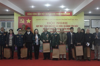 Tri ân những cá nhân có thành tích trong Chiến thắng “Hà Nội - Điện Biên Phủ trên không”