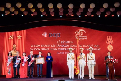 Tập đoàn DOJI đón nhận Huân chương Lao động hạng Nhất