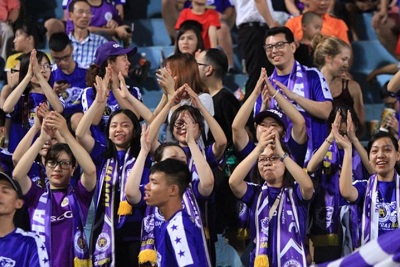 Hàng ngàn CĐV Hà Nội FC tiếp sức đội nhà sau lệnh cấm